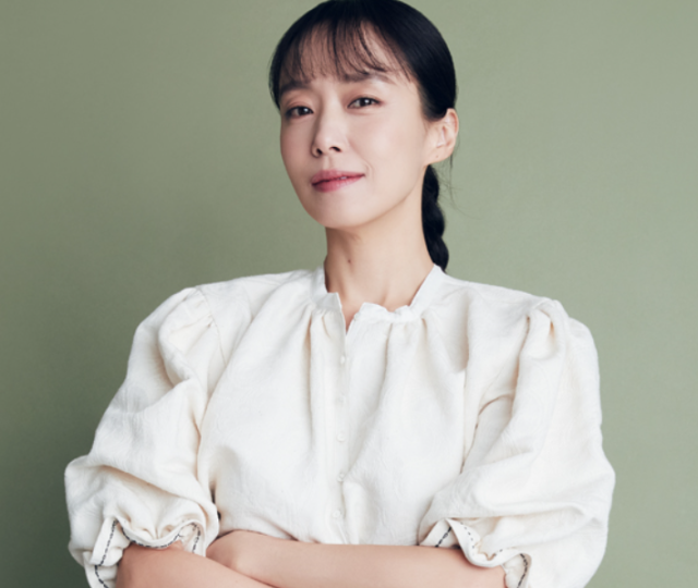 미국 매체 인디와이어는 영화에 A등급을 매기며, 주연을 맡은 전도연에 대해 “이창동 감독과 ('밀양'으로) 처음 호흡을 맞춘 지 20년도 되지 않아 또 한 번 ‘100년에 한 번 나올 법한’ 연기를 선보인다”고 극찬을 아끼지 않았다./숲 매니지먼트