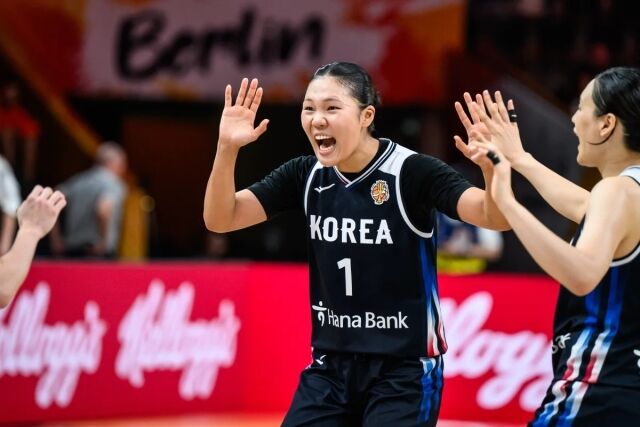 박지현이 동료들과 하이파이브를 하고 있다./FIBA 제공