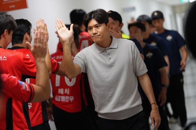강원FC가 7일 보도자료를 통해 정경호 감독과 재계약을 발표했다./강원 제공