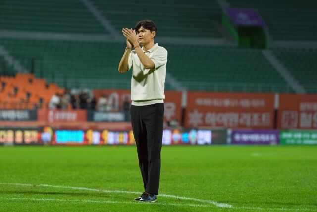 강원FC가 7일 보도자료를 통해 정경호 감독과 재계약을 발표했다./강원 제공