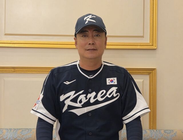 18세 이하 한국 야구대표팀을 이끌고 있는 정윤진 감독이 지난 7일 대만과 조별리그 1차전을 마친 뒤 인터뷰하고 있다./공동취재단