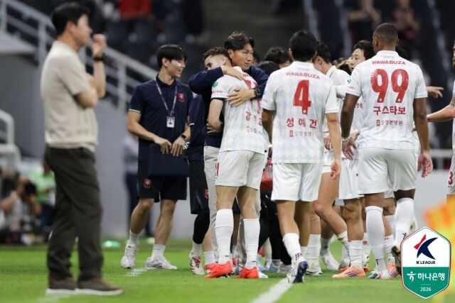 부천FC1995 선수들이 8일 인천축구전용경기장에서 열린 인천 유나이티드와의 하나은행 K리그1 2026 원정 경기에서 갈레고의 득점이 터지자 기뻐하고 있다./프로축구연맹 제공