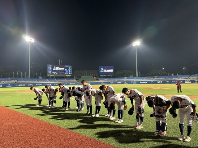 18세 이하(U-18) 야구대표팀이 8일 대만 신베이시 신장야구장에서 열린 제14회 아시아청소년야구선수권 조별리그 2차전 싱가포르전에서 승리를 거둔 뒤 관중석을 향해 인사하고 있다./공동취재단