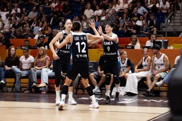 대한민국 여자 농구대표팀 선수들이 9일 독일 베를린에서 열린 '2026 국제농구연맹(FIBA) 여자 월드컵' 독일과의 8강 결정전에서 득점 후 하이파이브를 하고 있다./FIBA 제공