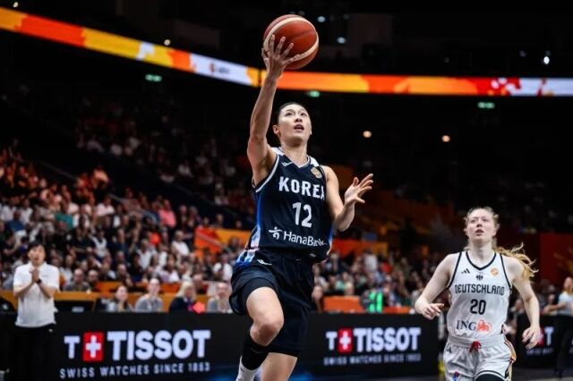 대한민국 여자 농구대표팀 이해란이 9일 독일 베를린에서 열린 '2026 국제농구연맹(FIBA) 여자 월드컵' 독일과의 8강 결정전에서 레이업을 하고 있다./FIBA 제공