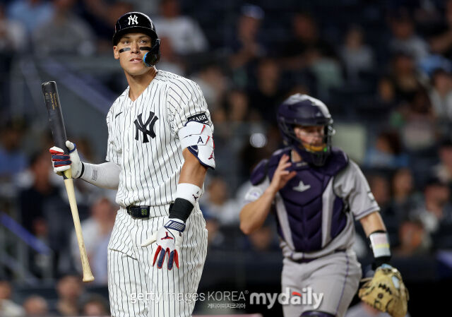 MLB 뉴욕 양키스 애런 저지는 9일(한국시각) 열린 콜로라도와 홈 경기를 통해 부상 복귀전을 가졌다. 저지는 이날 3타수 무안타 2삼진을 당했다. 1회말 첫 타석에서 삼진으로 타석에서 물러나면서 아쉬운 표정을 짓고 있는 저지./게티이미지코리아