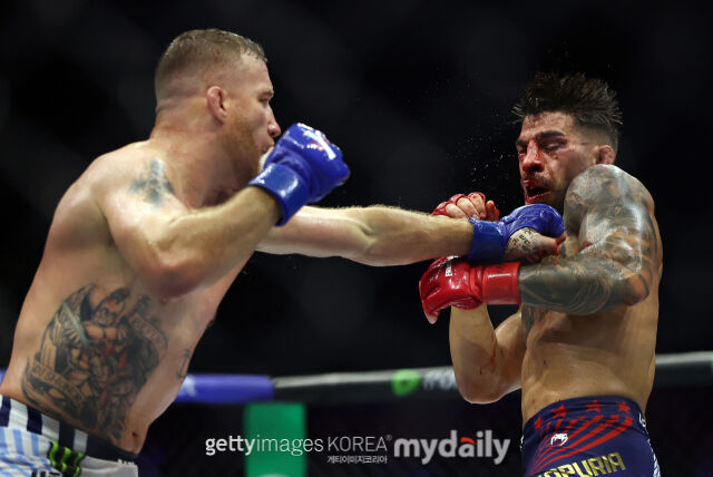 토푸리아(오른쪽)가 지난 6월 벌어진 UFC 프리덤 250에서 게이치의 펀치를 맞고 있다. /게티이미지코리아