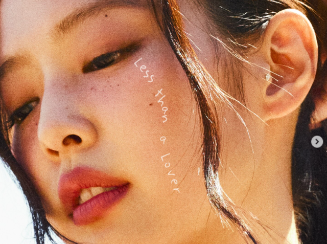 제니가 브랜드와 공동 디자인 컬렉션을 선보인 시점과 맞물리면서 일부 해외 팬들의 협업 중단 요구가 이어지는 모양새다./제니 소셜미디어