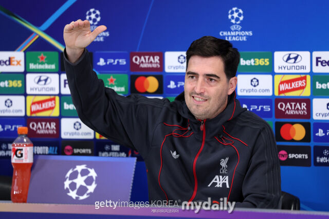 리버풀의 이라올라 감독이 아틀레티코 마드리드와의 2026-27시즌 UEFA 챔피언스리그 페이즈 1차전을 앞두고 기자회견에 참석했다./게티이미지코리아