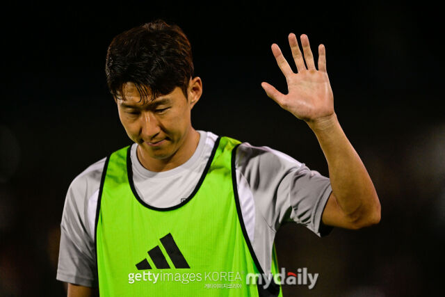 손흥민이 지난달 20일 딕스 스포팅 구즈 파크에서 열린 콜로라도와의 MLS 원정 경기에서 관중들에게 인사를 하고 있다./게티이미지코리아