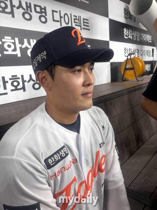 한화 이글스 한지윤이 9일 대전 한화생명볼파크에서 열린 LG 트윈스전 종료 후 취재진과 인터뷰를 가지고 있다./대전 = 이정원 기자