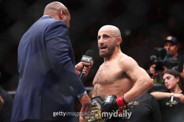 볼카노프스키가 지난 2월 열린 UFC 325에서 디에구 로페스를 꺾고 인터뷰 하고 있다. /게티이미지코리아