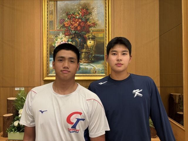 한국과 대만 18세 이하 야구대표팀에서 좌완 에이스로 꼽히는 하현승(오른쪽)과 류런유가 선수단 숙소에서 만나 함께 기념촬영을 하고 있다./공동취재단