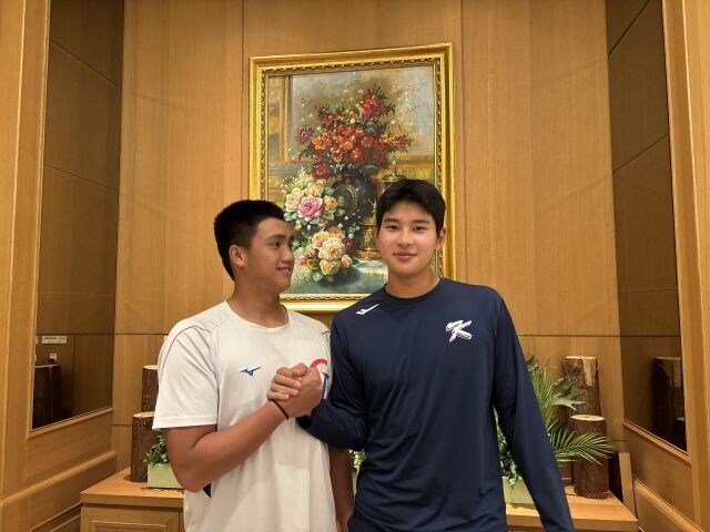 한국과 대만 18세 이하 야구대표팀에서 좌완 에이스로 꼽히는 하현승(오른쪽)과 류런유는 B조 조별리그 1차전 선발 맞대결을 마친 다음날 선수단 숙소에서 만나 서로 인사를 나누고 있다./공동취재단