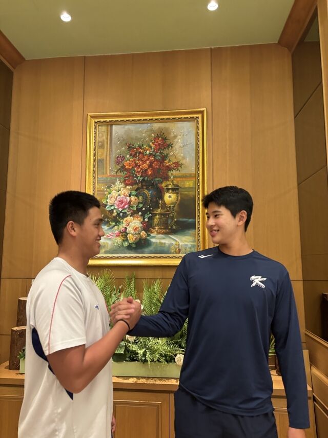 한국과 대만 18세 이하 야구대표팀에서 좌완 에이스로 꼽히며 지난 7일 열린 B조 조별리그 1차전에서 선발 맞대결을 펼친 하현승과 류런유가 8일 선수단 숙소에서 만나 서로 덕담을 나누고 인사도 건넸다./공동취재단