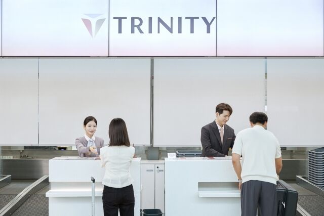 트리니티항공 직원들이 새로운 CI를 적용한 인천국제공항 탑승 수속 카운터에서 고객을 맞이하고 있다. /트리니티항공