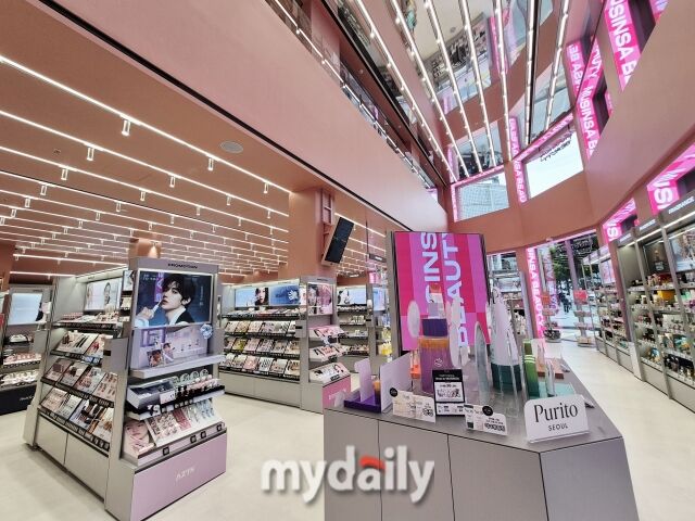 탁 트인 층고와 은은한 핑크톤 인테리어가 돋보이는 ‘무신사 뷰티 홍대’ 내부 /방금숙 기자