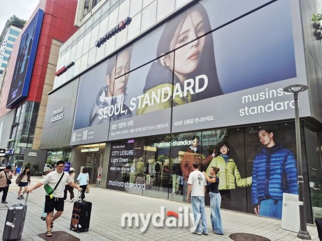 홍대 상권에 자리한 무신사 스탠다드 매장. /방금숙 기자