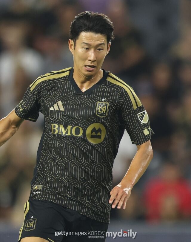 손흥민(LAFC)이 10일 오전 11시 30분(이하 한국시간) 미국 캘리포니아주 로스앤젤레스의 BMO 스타디움에서 펼쳐진 뉴욕레드불스와의 ‘2026 미국 메이저리그사커(MLS)’ 매치데이 25에서 드리블을 하고 있다./게티이미지코리아