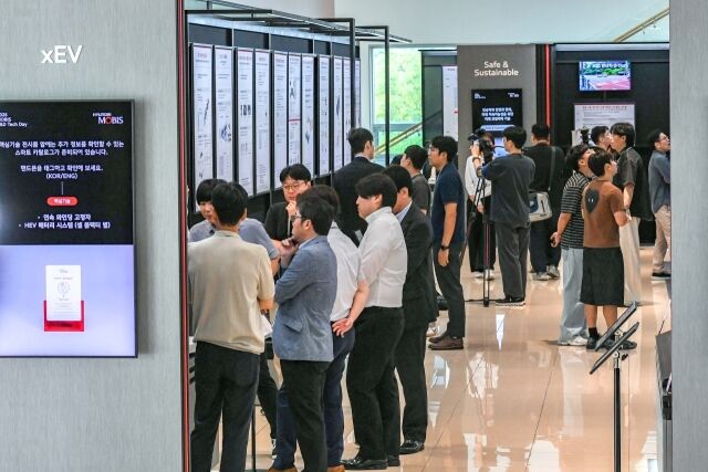 경기도 용인시 기술연구소에서 열리고 있는 ‘2026 현대모비스 R&D 테크데이’에 업계 관계자들이 방문해 전시품을 관람하고 있는 모습. /현대모비스