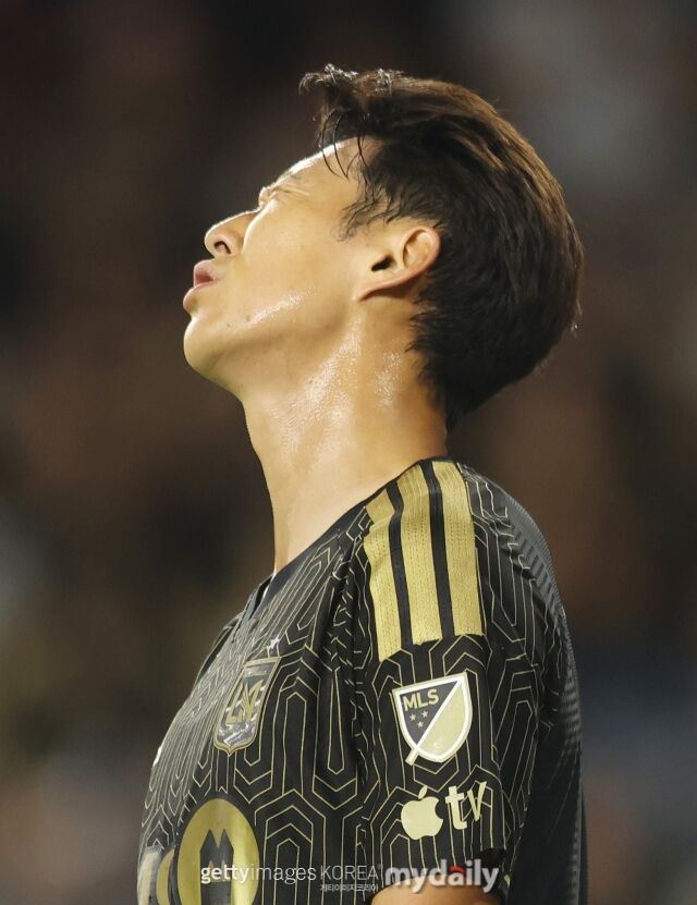 손흥민(LAFC)이 10일 오전 11시 30분(이하 한국시간) 미국 캘리포니아주 로스앤젤레스의 BMO 스타디움에서 펼쳐진 뉴욕레드불스와의 ‘2026 미국 메이저리그사커(MLS)’ 매치데이 25에서 아쉬워하고 있다./게티이미지코리아