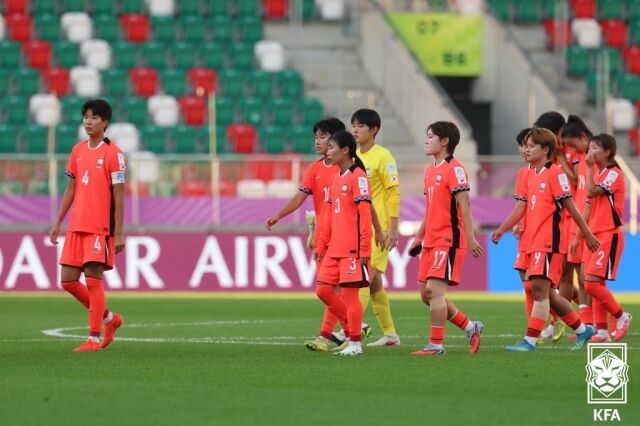 대한민국 20세 이하(U-20) 여자 축구대표팀이 9일 폴란드 소스노비에츠 아레나에서 열린 국제축구연맹(FIFA) U-20 여자 월드컵 2026 C조 2차전에서 가나에 1-3으로 패배한 뒤 아쉬워하고 있다./대한축구협회 제공
