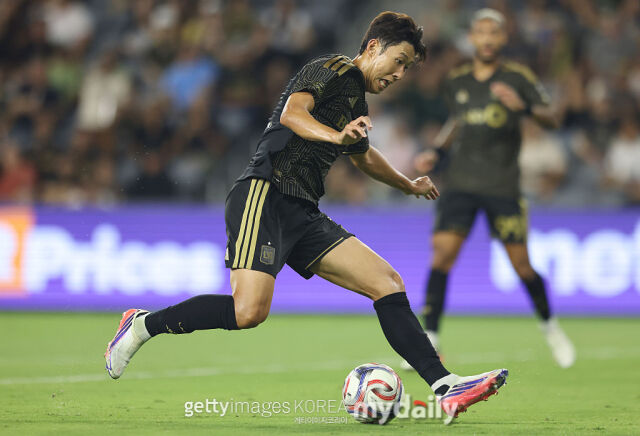 손흥민(LAFC)이 10일 오전 11시 30분(이하 한국시간) 미국 캘리포니아주 로스앤젤레스의 BMO 스타디움에서 펼쳐진 뉴욕레드불스와의 ‘2026 미국 메이저리그사커(MLS)’ 매치데이 25에서 드리블을 하고 있다./게티이미지코리아