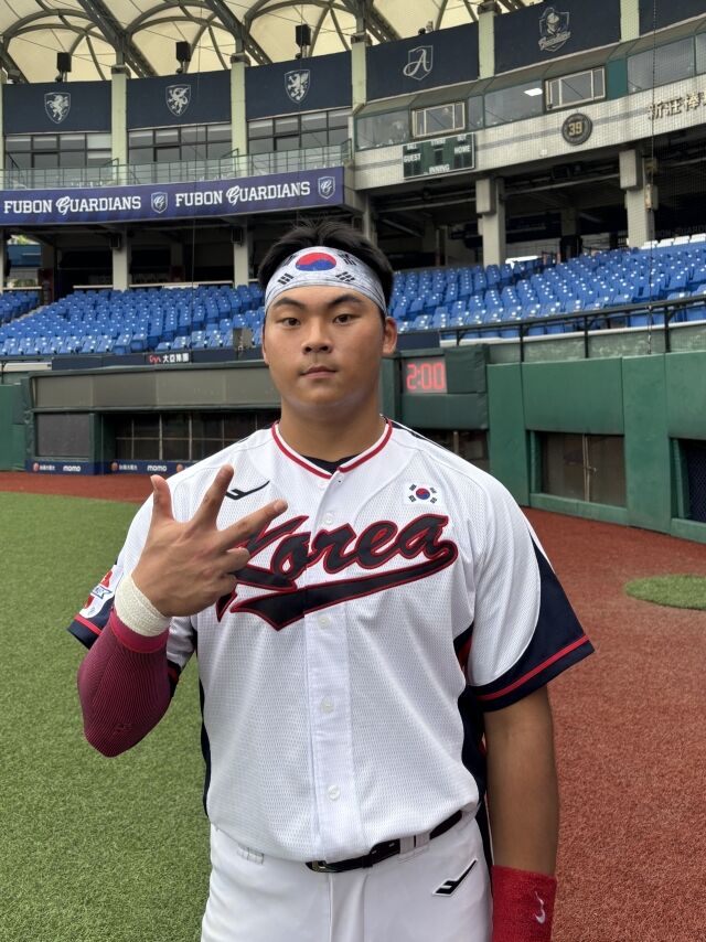 U-18 야구 국가대표팀 황성현이 9일 대만 신베이 신장 구장에서 아시아청소년야구선수권대회 조별리그 3차전 태국전을 마치고 인터뷰하고 있다./공동취재단