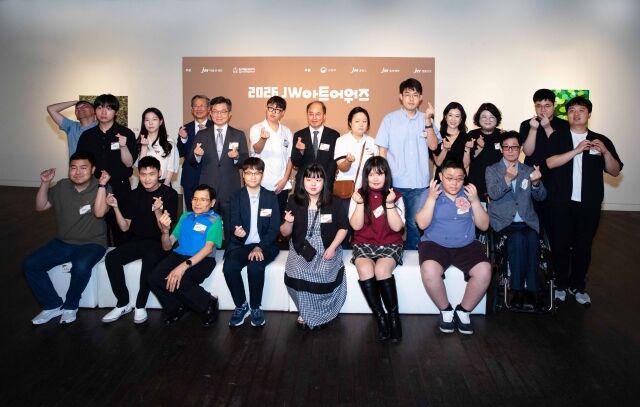 JW이종호재단은 지난 9일 서울 인사동 인사아트센터에서 ‘2026 JW아트어워즈’ 시상식을 개최했다. 수상 작가들이 기념촬영을 하고 있다. /JW이종호재단