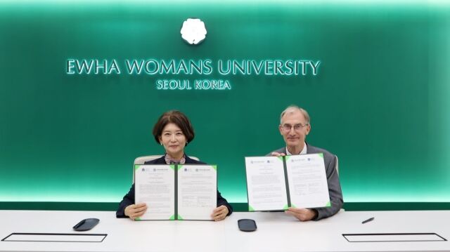 이화의료원 의생명연구원장 겸 Gen-I 연구소장 이향운 교수(왼쪽), 프랑크 키르초프(Frank Kirchhoff) 교수. /이화의료원