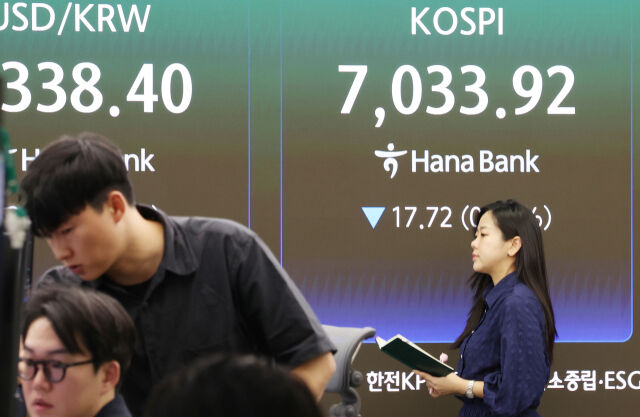 10일 오후 서울 중구 하나은행 딜링룸에서 딜러들이 업무를 하고 있다. /뉴시스