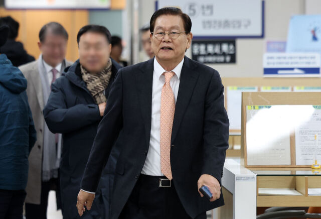 이상운 효성 부회장이 지난해 12월 4일 서울 서초구 서울고등법원에서 열린 효성家 1300억 조세포탈 혐의 등 파기환송심 선고기일에 출석하고 있다. 이날 선고기일에서 이 부회장은 집행유예를 선고받고 고(故) 조석래 회장에 대한 공소는 기각됐다. /뉴시스