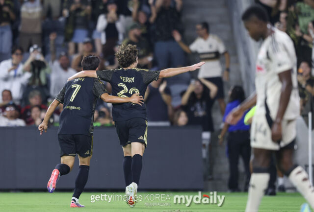 LAFC의 손흥민(왼쪽)과 테리가 뉴욕 레드불스와의 2026시즌 MLS 경기에서 세리머니를 펼치고 있다./게티이미지코리아