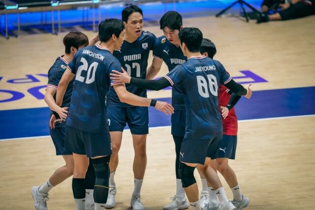 한국 남자배구 대표팀이 10일 일본 기타큐슈시립체육관에서 열린 2026 아시아선수권 중국과 8강전에서 환호하고 있다./AVC 제공
