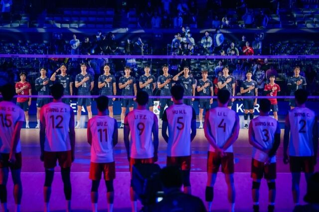 한국 남자배구 대표팀이 10일 일본 기타큐슈시립체육관에서 열린 2026 아시아선수권 8강전을 앞두고 국민의례를 하고 있다./AVC 제공