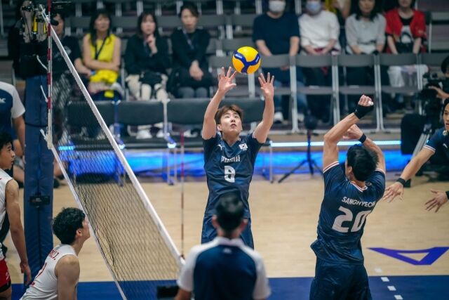 국가대표 세터 한태준이 10일 일본 기타큐슈시립체육관에서 열린 2026 아시아선수권 8강전에서 토스를 하고 있다./AVC 제공