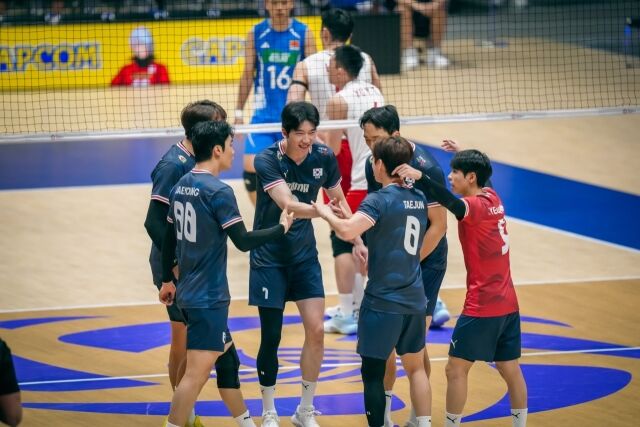 한국 남자배구 대표팀이 똘똘 뭉쳤다. 10일 일본 기타큐슈시립체육관에서 열린 2026 아시아선수권 중국과 8강전에서 미소를 짓고 있다./AVC 제공