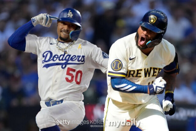 밀워키와 다저스가 MLB 승률 1위 싸움을 치열하게 벌이고 있다. 8일 컵스와 경기에서 적시타를 날리고 포효하는 밀워키의 잭슨 추리오(오른쪽)와 7일 워싱턴 내셔널스와 경기에서 홈런을 치고 세리머니 하는 다저스의 무키 베츠. /게티이미지코리아