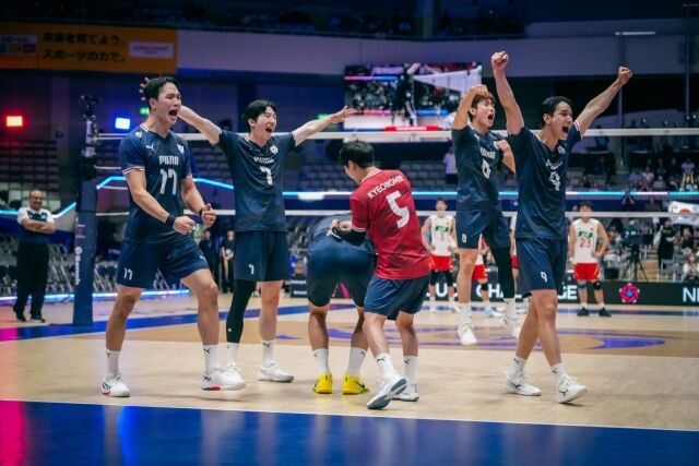 10일 일본 기타큐슈시립체육관에서 2026 아시아선수권 4강행을 확정짓고 포효하는 한국 남자배구 대표팀./AVC 제공
