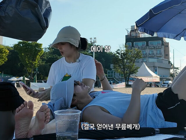 김강우가 아내의 무릎을 베고 누웠다. / 유튜브 '김강우'