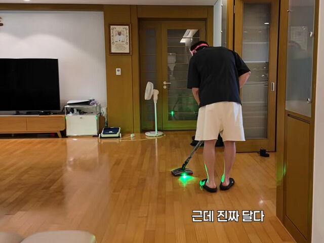 김강우가 아내가 커피 마시는 동안 청소를 했다. / 유튜브 '김강우'