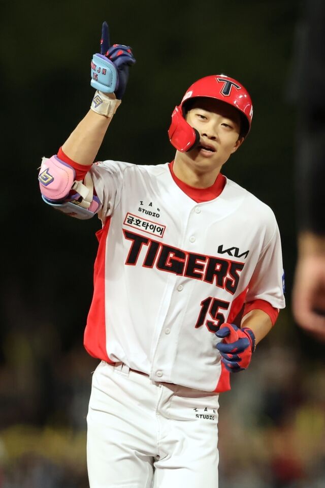 KIA 타이거즈 박재현이 11일 광주 KIA챔피언스필드에서 열린 SSG 랜더스와의 홈 경기서 홈런을 치고 그라운드를 돌고 있다./KIA 타이거즈 제공