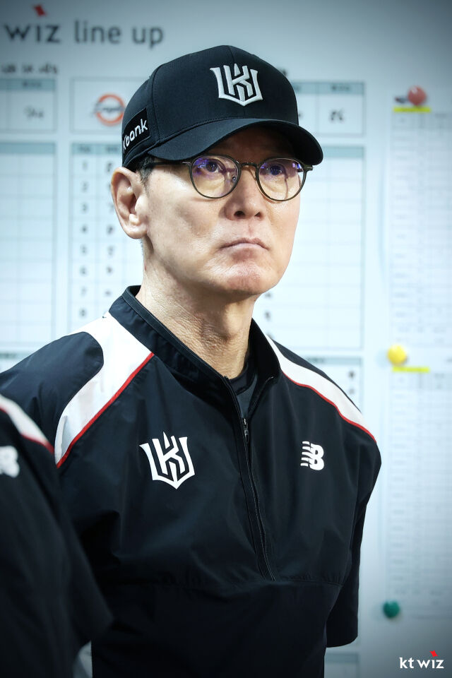 이강철 감독이 그라운드를 지켜보고 있다./KT 위즈 제공