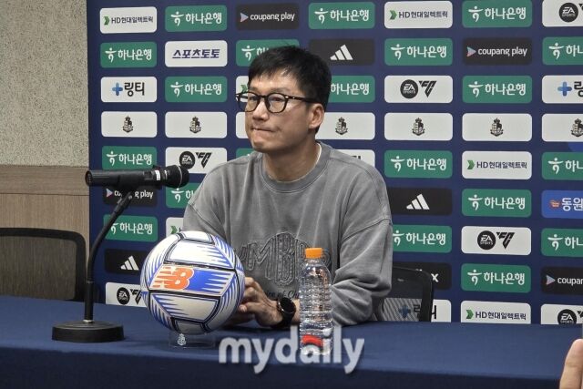 이정효 수원 삼성 감독이 2026년 9월 12일 목동종합운동장에서 열린 서울 이랜드와의 26라운드 원정 경기가 끝난 뒤 기자회견에 임하고 있다./목동종합운동장=노찬혁 기자
