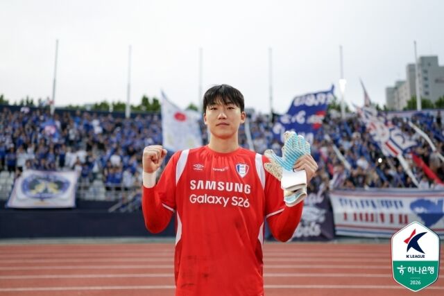 수원 삼성 김민준이 2026년 9월 12일 목동종합운동장에서 열린 서울 이랜드와의 26라운드 원정 경기에서 승리한 뒤 기념 사진을 촬영하고 있다./프로축구연맹 제공