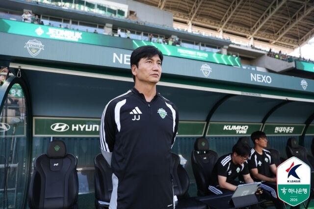 정정용 전북 현대 감독이 12일 오후 4시 30분 전주월드컵경기장에서 펼쳐진 FC서울과의 ‘하나은행 K리그1 2026’ 28라운드 경기를 지켜보고 있다./한국프로축구연맹 제공