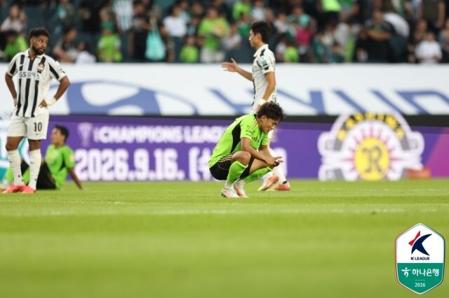 이승우(전북 현대)가 12일 오후 4시 30분 전주월드컵경기장에서 펼쳐진 FC서울과의 ‘하나은행 K리그1 2026’ 28라운드 경기에서 패한 뒤 아쉬워하고 있다./한국프로축구연맹 제공