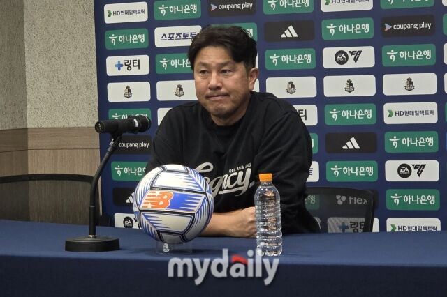 김도균 서울 이랜드 감독이 2026년 9월 12일 목동종합운동장에서 열린 수원 삼성과의 26라운드 홈 경기를 마친 뒤 기자회견에 임하고 있다./목동종합운동장=노찬혁 기자