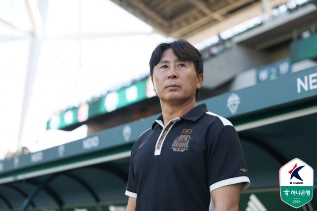 김기동 FC서울 감독이 12일 오후 4시 30분 전주월드컵경기장에서 펼쳐진 전북 현대와의 ‘하나은행 K리그1 2026’ 28라운드를 지켜보고 있다./한국프로축구연맹 제공