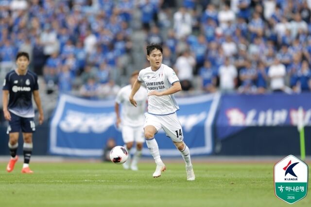수원 삼성 정호연이 2026년 9월 12일 목동종합운동장에서 열린 서울 이랜드와의 경기에서 드리블을 하고 있다./프로축구연맹 제공